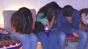 Latest News Gujarat : અમદાવાદ શહેરના પોશ વિસ્તારમાં ચાલતી શરાબ-શબાબની પાર્ટી પર પોલીસની રેડ,4 યુવતી સહિત 21 ઝડપાયા