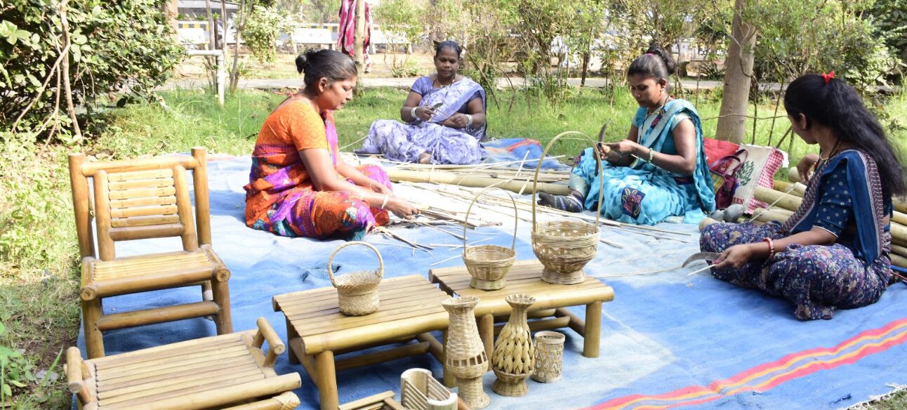 ઉચ્છલનાં મીરકોટ ગામનાં ગીરાબેન કોટવાડિયાએ પરંપરાગત વાંસકામને નવુ સ્વરૂપ આપીને આત્મનિર્ભરતાનો રાહ કંડાર્યો