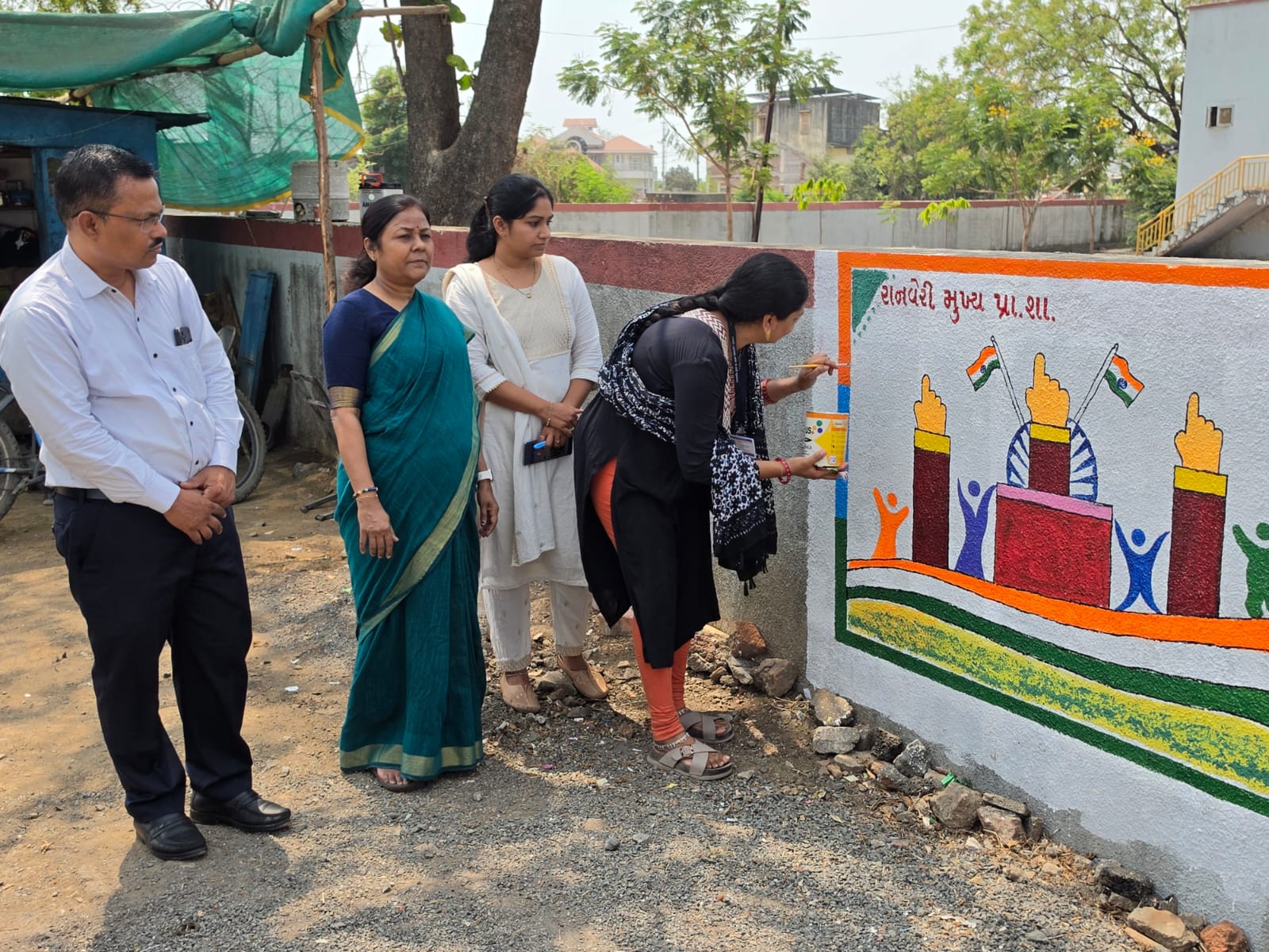 વાલોડની પ્રાથમિક શાળાઓમાં વોલ પેઇન્ટિંગ દ્વારા મતદાન જાગૃતિ સંદેશ