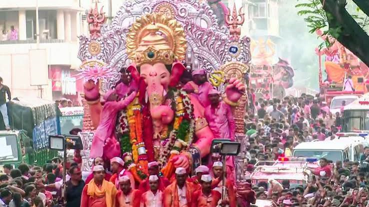 મુંબઈમાં લાલબાગચા રાજાનું ભારે ભીડ વચ્ચે સમુદ્રમાં વિસર્જન કરાયું